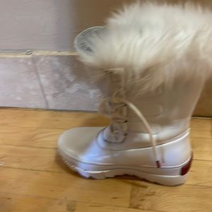 Sorel boots worn once